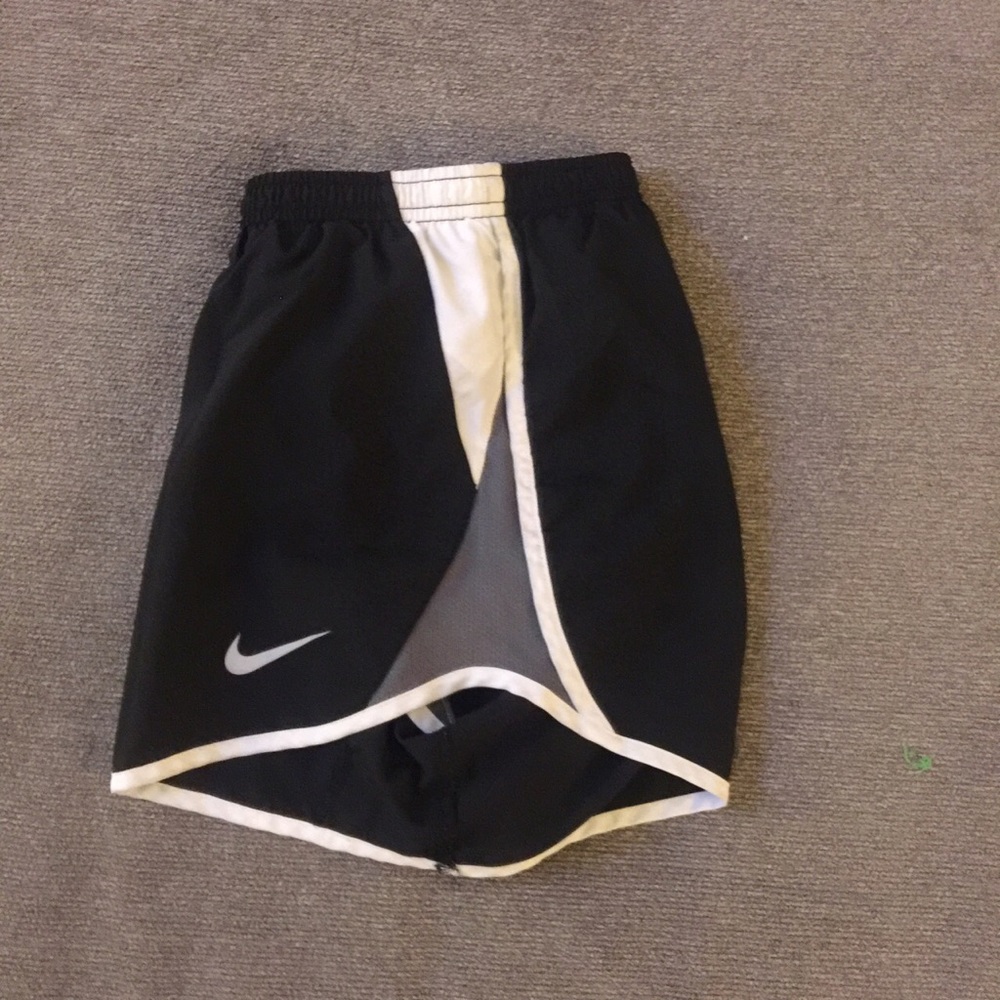 nike medium black running shorts